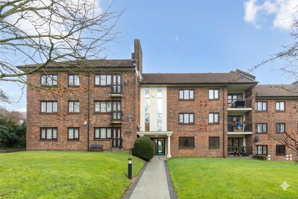 2 bed property in Clandon Gardens, London